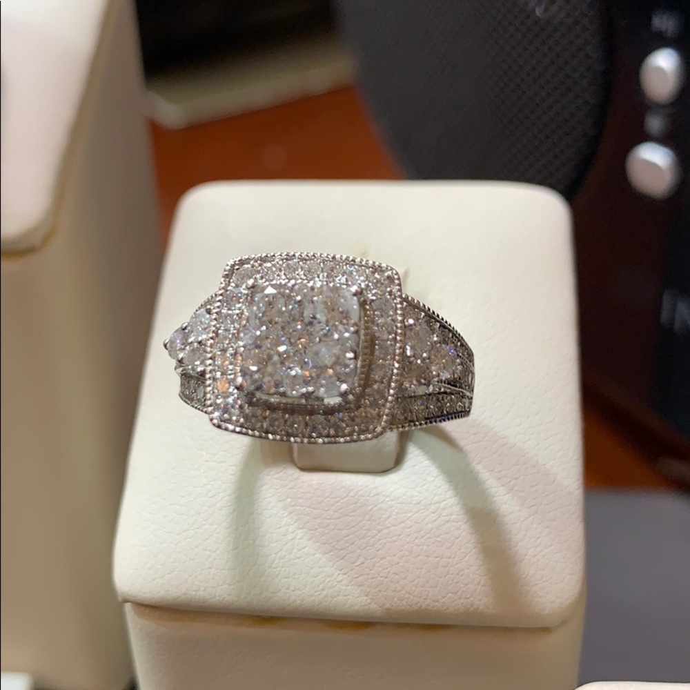 14k white gold 2ctw genuine Diamond ring amazing